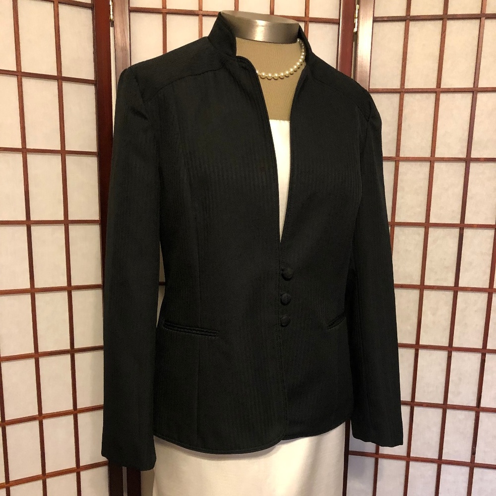 3/$18 CLOSET CLOSIN G VTG BLACK MANDARIN  BLAZER